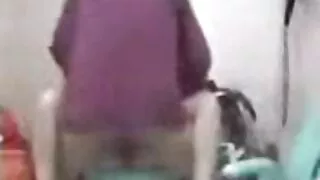 La blonde lubrique filme porno allemand Eva Johnson séduit le frère de son mari et lui fait une pipe