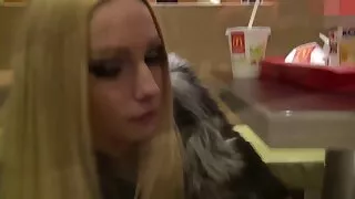 La brune mince et sexy Alektra Blue aime se faire percer le cul film sexe francais