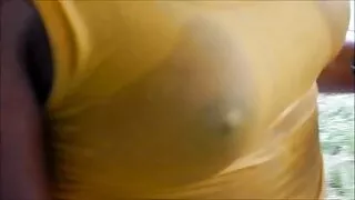 La salope brune film érotique français gratuit Shana suce une bite à travers le trou de la gloire