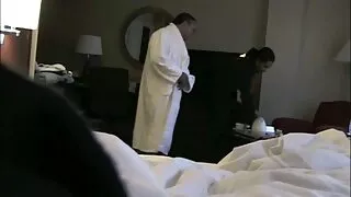 Une MILF brune tatouée aux gros seins suce une délicieuse bite grasse video amateur francais porno et forte pour jouir