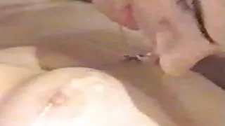 Superbe bimbo brune Dana Vespoli obtient une belle film porno complete pénétration dans son cul serré