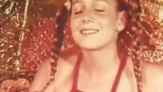 Femme au foyer chaude montre film porno allemande sa culotte en dentelle blanche sous la jupe