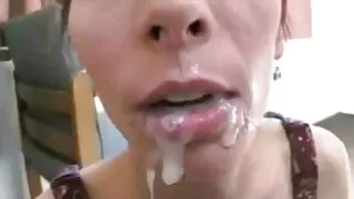 La jeune salope brune tukif gratuit francais Lily Carter baise un missionnaire et chevauche une énorme bite.