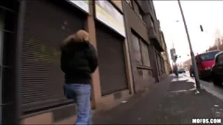 Une brune aux petits seins suce un faux pénis ancien film porno francais et baise sa chatte