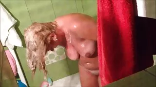 Une salope classique excitée se fait baiser dans sa chatte poilue et fait une pipe au bord de la site video porno français piscine