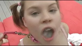 Salope soumise courbée en lingerie films porno allemand latex lave le sol avec une brosse dans la bouche