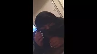 La dame dominante Laura fait sucer la bite d'un mec masqué film porno amateur français à une brune soumise