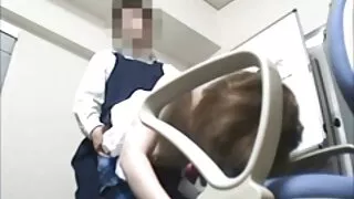 nymphe brune mignonne et porno sexe porno français mince avec des nattes frotte sa chatte chauve humide