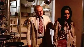 La houe maigre à la peau foncée film porno langue français Maya Mason a le bouton baisé dans la pose de mish dur