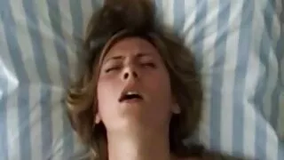 Charmante brune lissom chevauche une porno francais tu kiff bite ardemment pour obtenir satisfaction