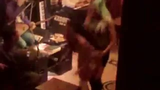 La salope accro au sperme film porno françaises Mia Freak suce la bite de son amant comme une sale pute