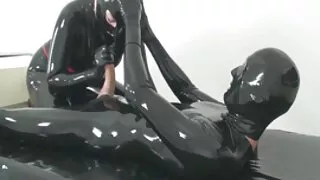 Une douce site porno en francais salope blonde aux petits seins chevauche une longue bite dans une pose de cow-girl inversée