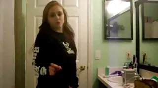 Miam-miam video porbo franc l'adolescente Hannah Hays montre une chatte gonflée remplie de sperme