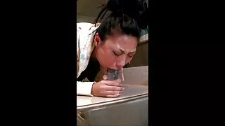 La brune asiatique mignonne et filmes porno francais timide Koyuki Ono montre ses talents de suceuse de bite